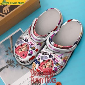 Kelly Clarkson White Crocs 3